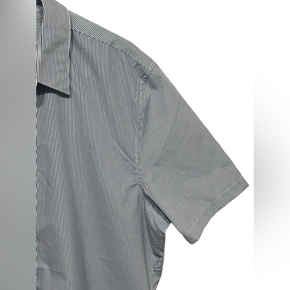 H&M Men’s Short Sleeve Collared Button-Down Shirt - Blue and White Stripes XL - Picture 4 of 6